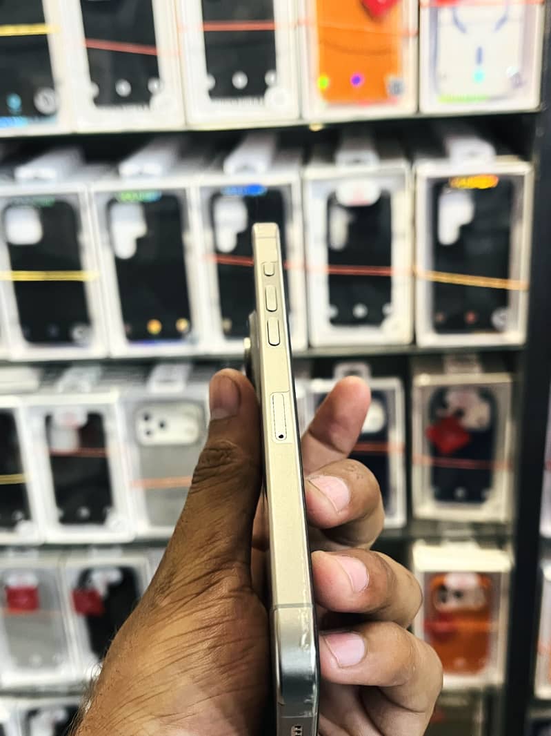 Apple iPhone 15 Pro Max 4