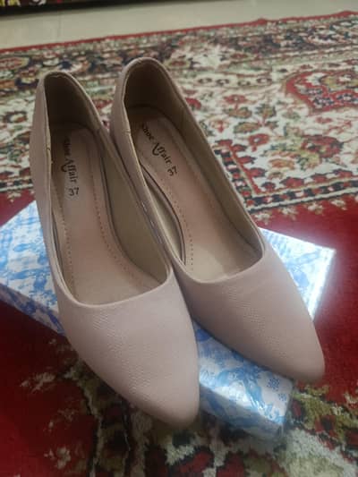 Stylish Ladies High Heels for Sale – Good Condition” Agar he