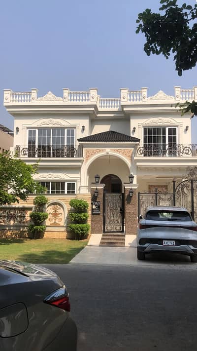 1 KANAL ELEGANT AND FULLY MAINTAINED BUNGALOW WITH BASEMENT IS AVAILABLE IN THE BEST BLOCK OF DHA LAHORE.
