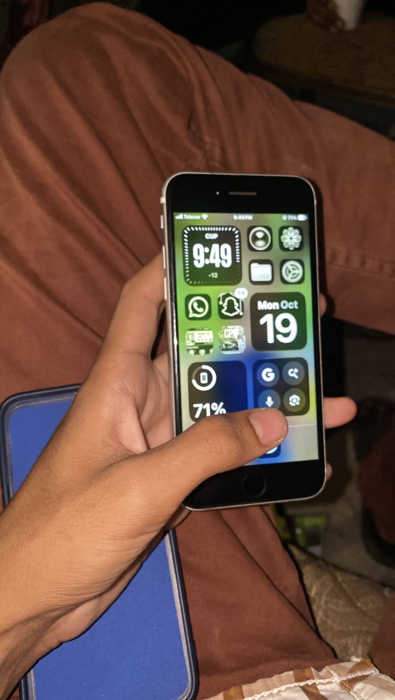 Apple iPhone SE 2nd generation 4