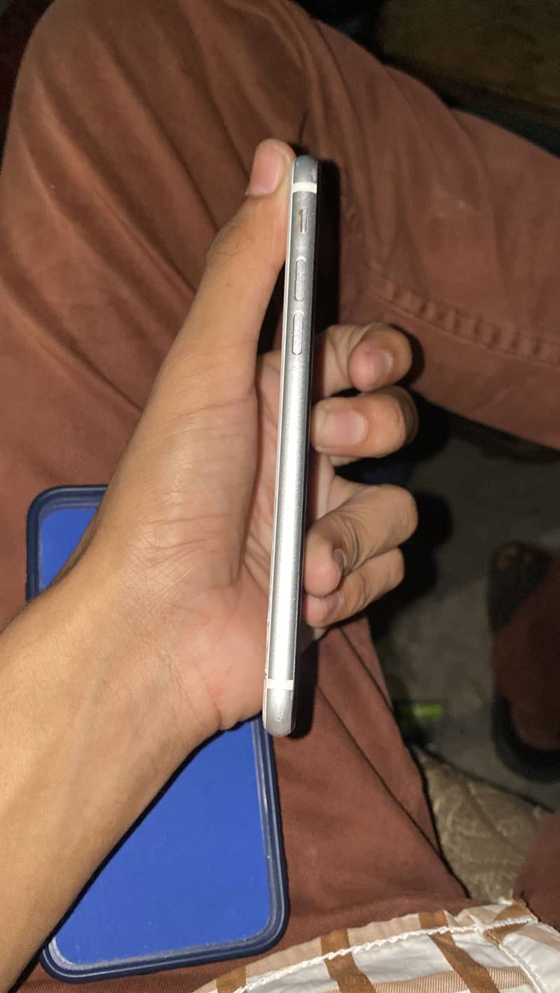 Apple iPhone SE 2nd generation 6