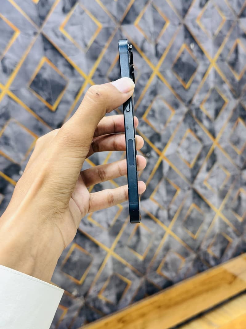 Apple iPhone 13 2