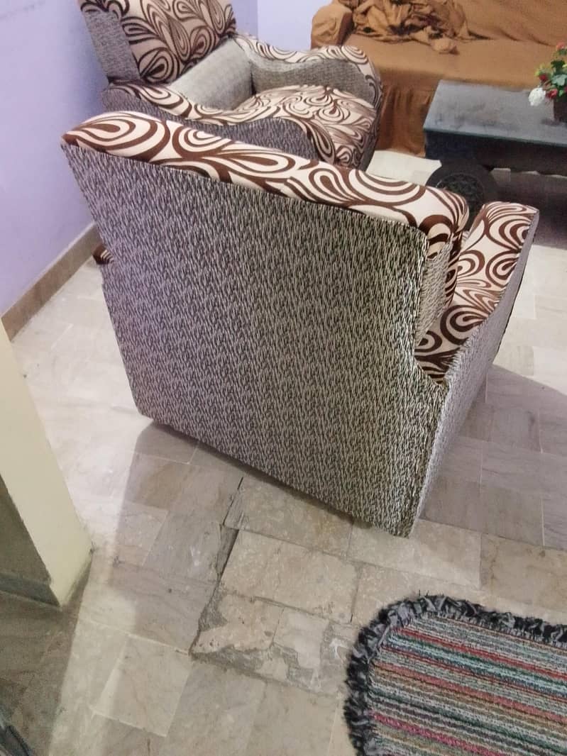 2 sofas 4