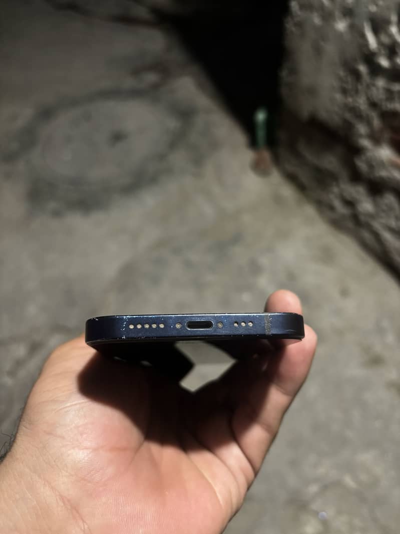 Apple iPhone 12 4
