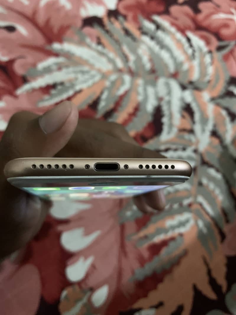 Apple iPhone 8 3