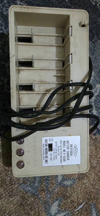 Vanson Universal Battery Charger (Model No. V-668), a vintage device