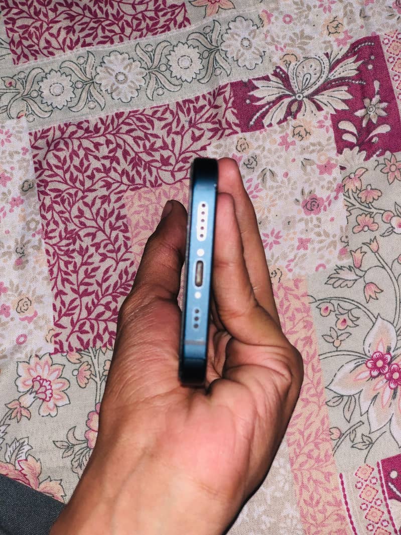 Apple iPhone 13 4