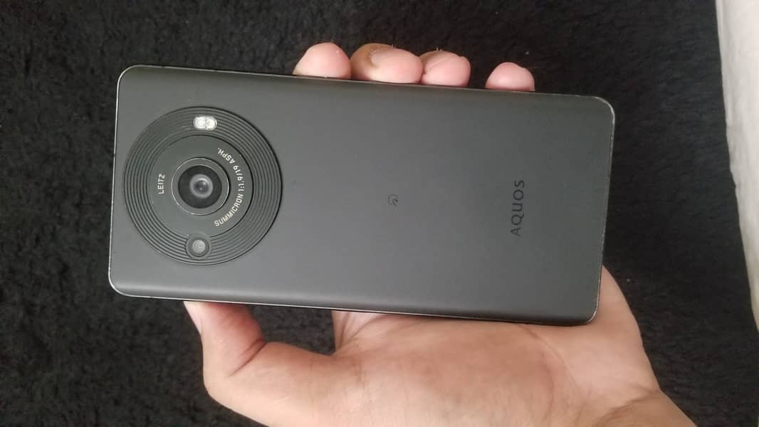 Sharp Aquos R8s pro 0