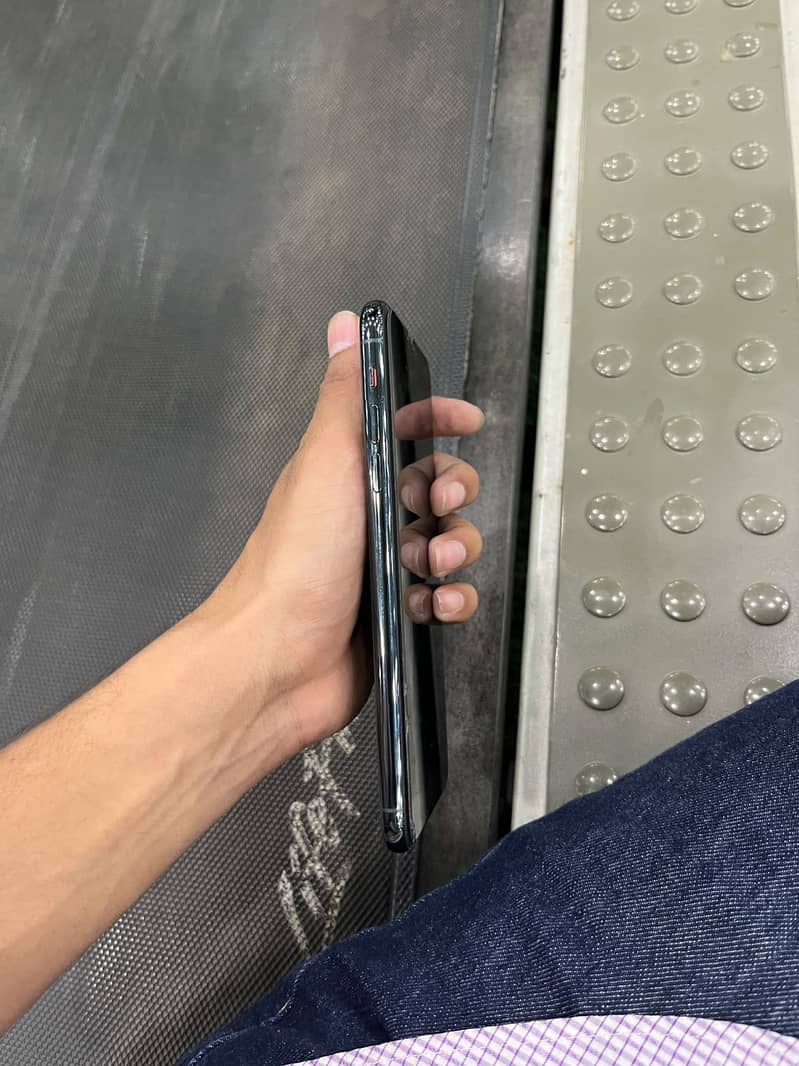 Apple iPhone 11 Pro Max 4