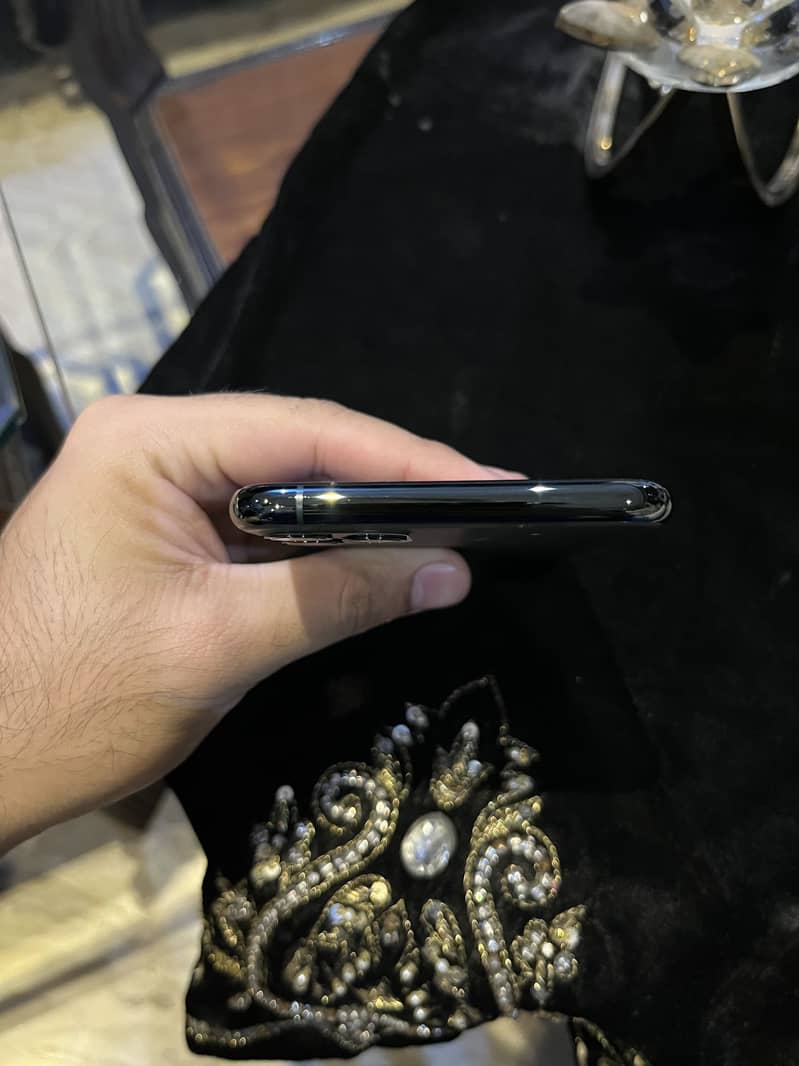 Apple iPhone 11 Pro Max 2
