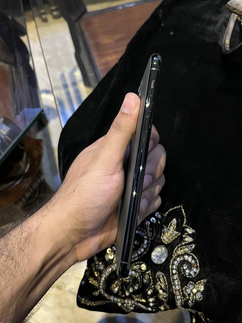 Apple iPhone 11 Pro Max 4