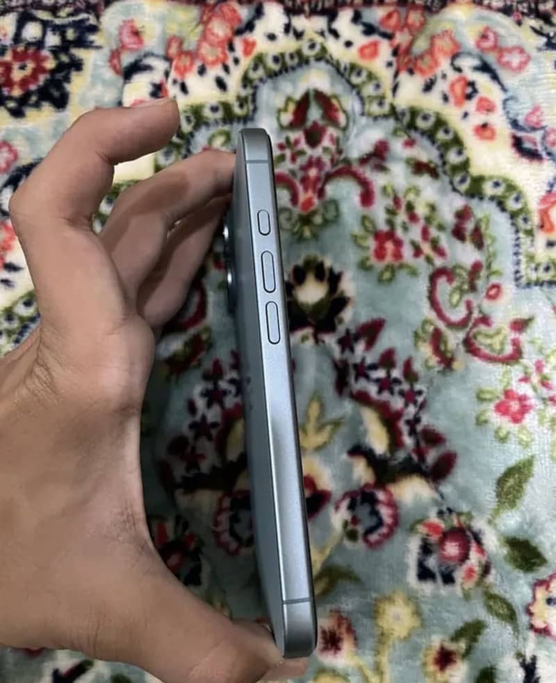 Apple iPhone 16 2