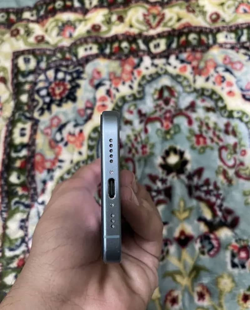 Apple iPhone 16 3
