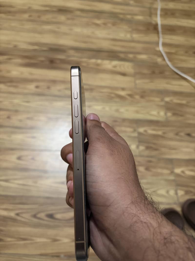 Apple iPhone 16 Pro Max 3