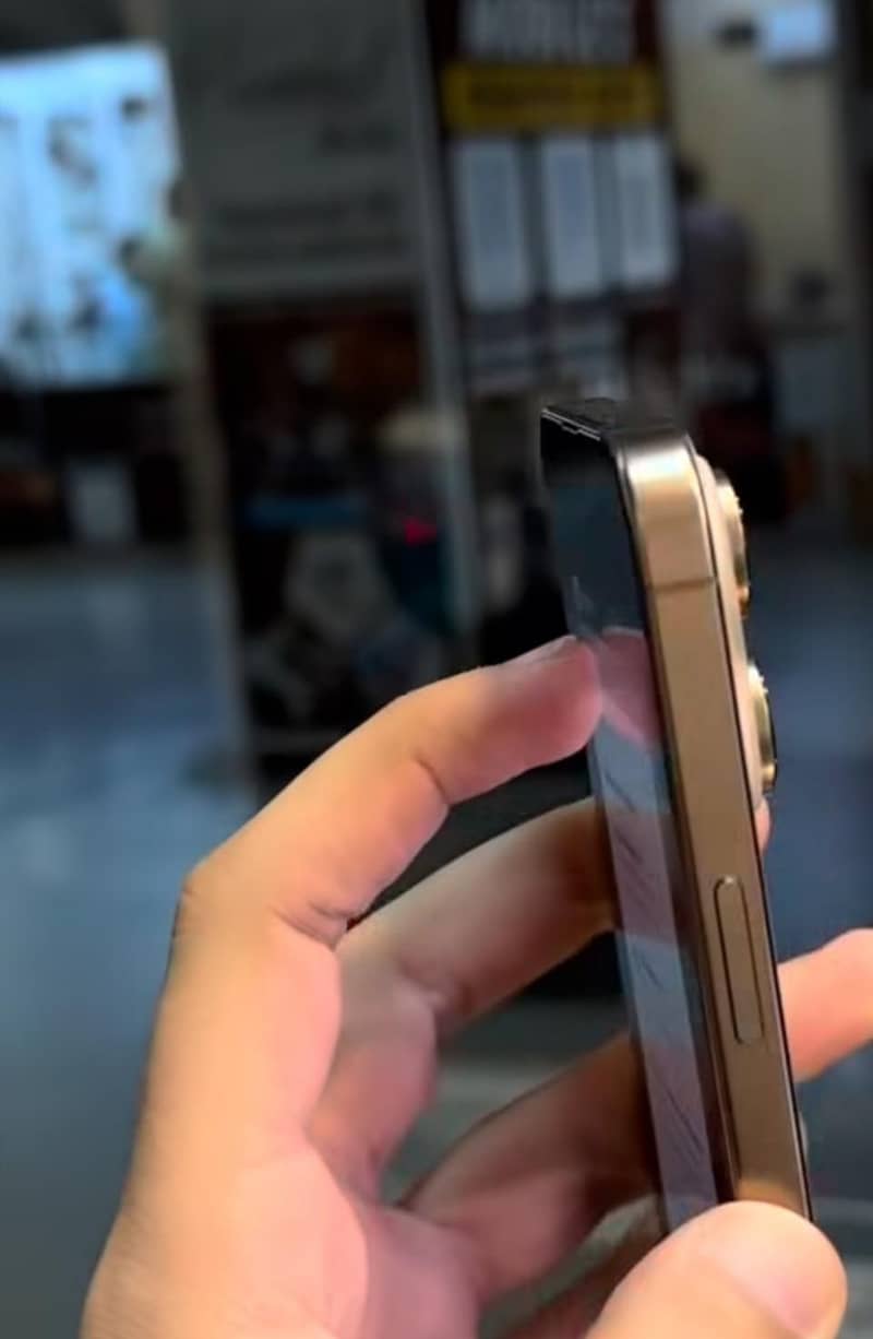Apple iPhone 16 Pro Max 2