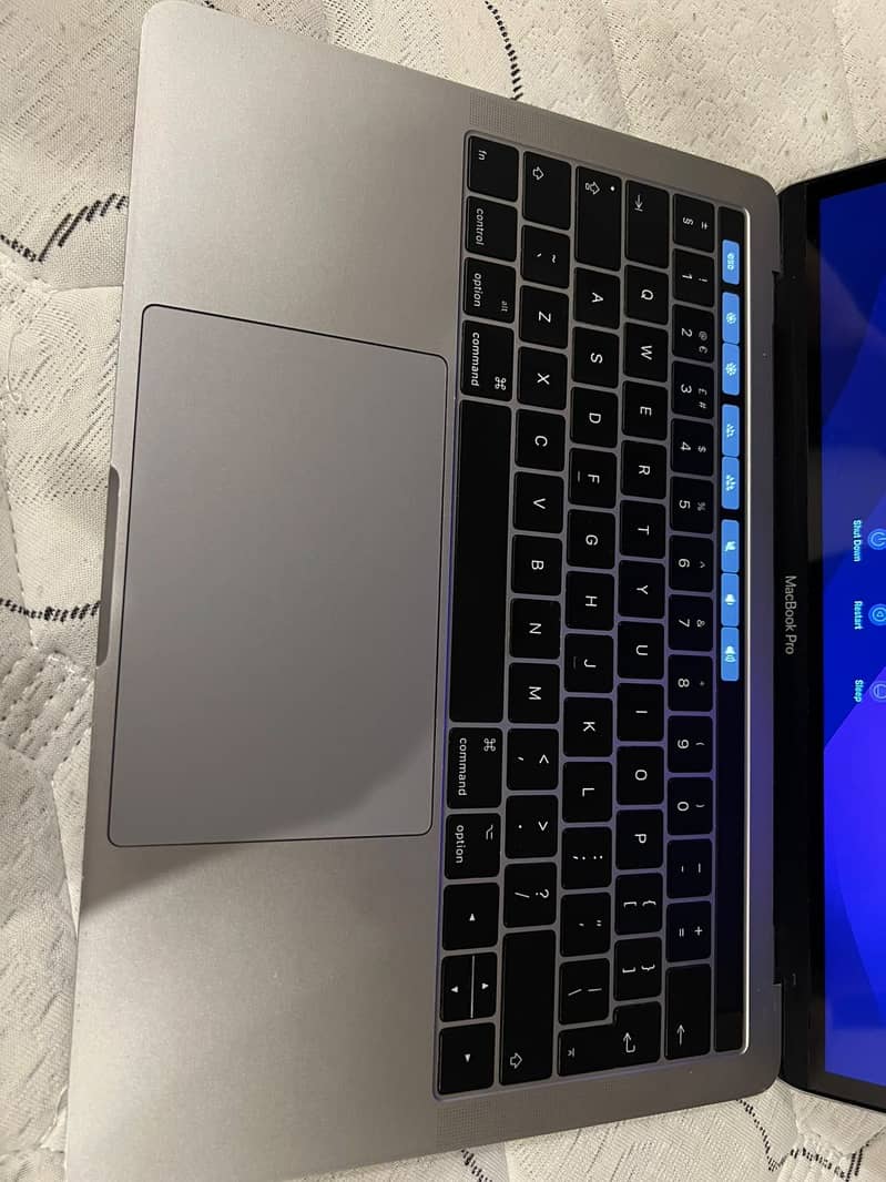 Apple MacBook 2016-17 0