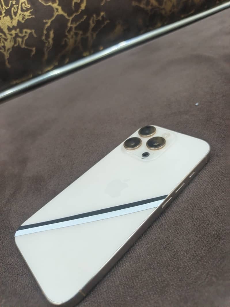 Apple iPhone 16 Pro 0