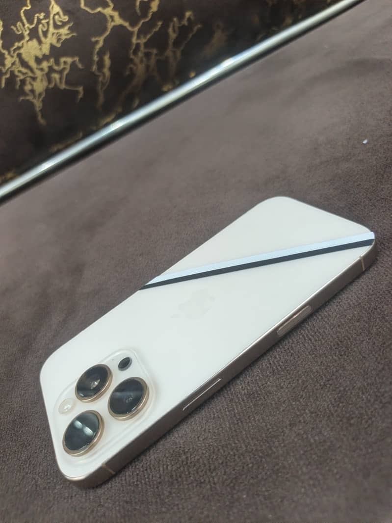 Apple iPhone 16 Pro 1