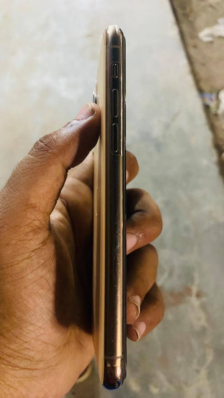 Apple iPhone 11 Pro 4