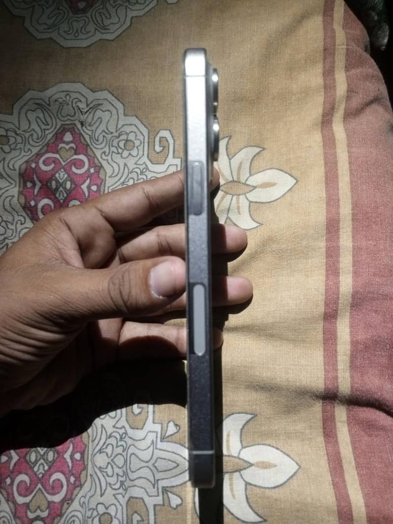 Apple iPhone 15 Pro Max 2