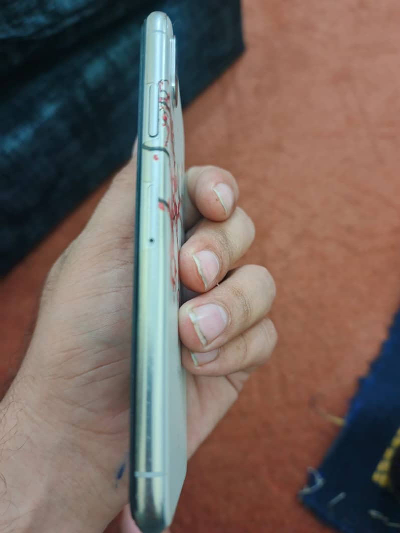 Apple iPhone X 4