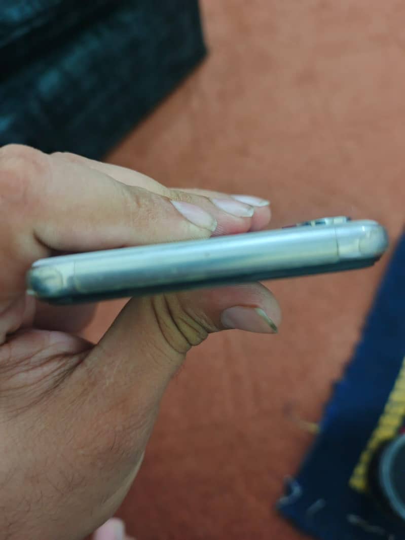 Apple iPhone X 5