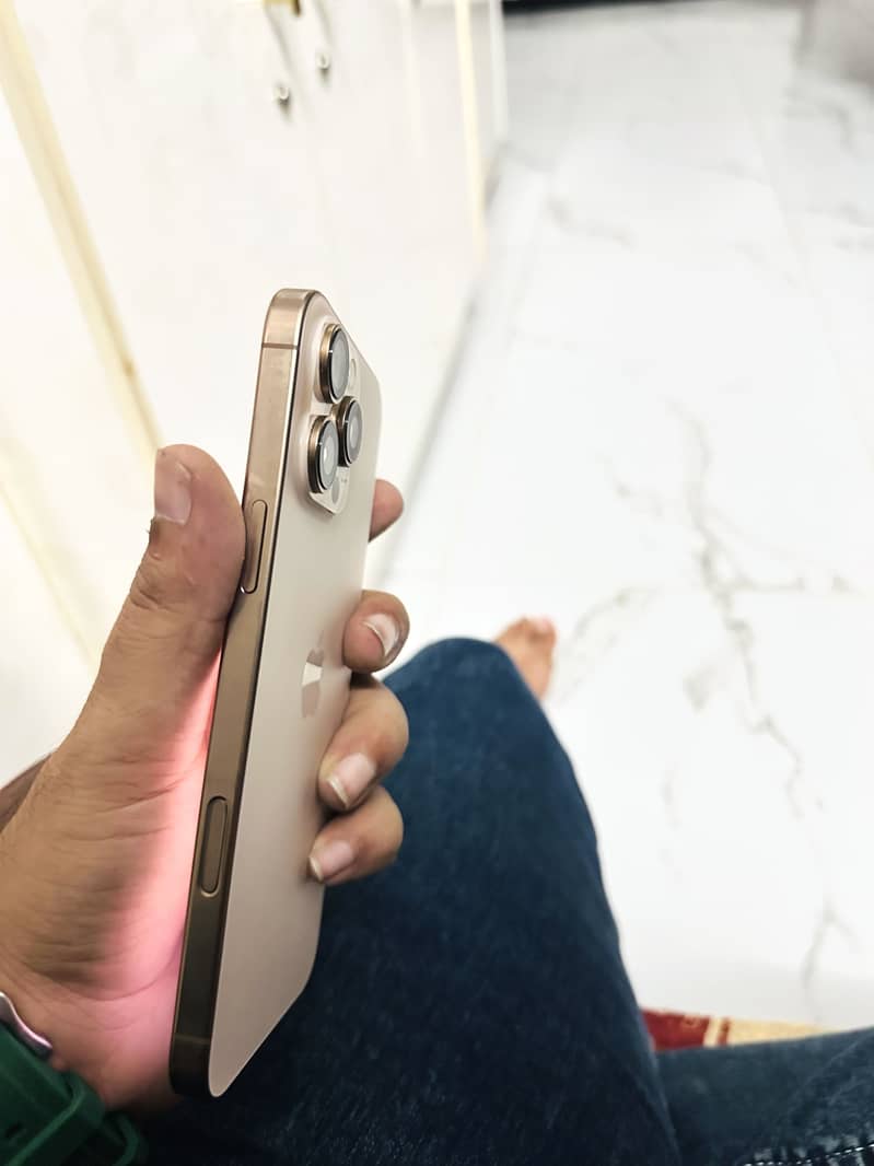 Apple iPhone 16 Pro Max 5
