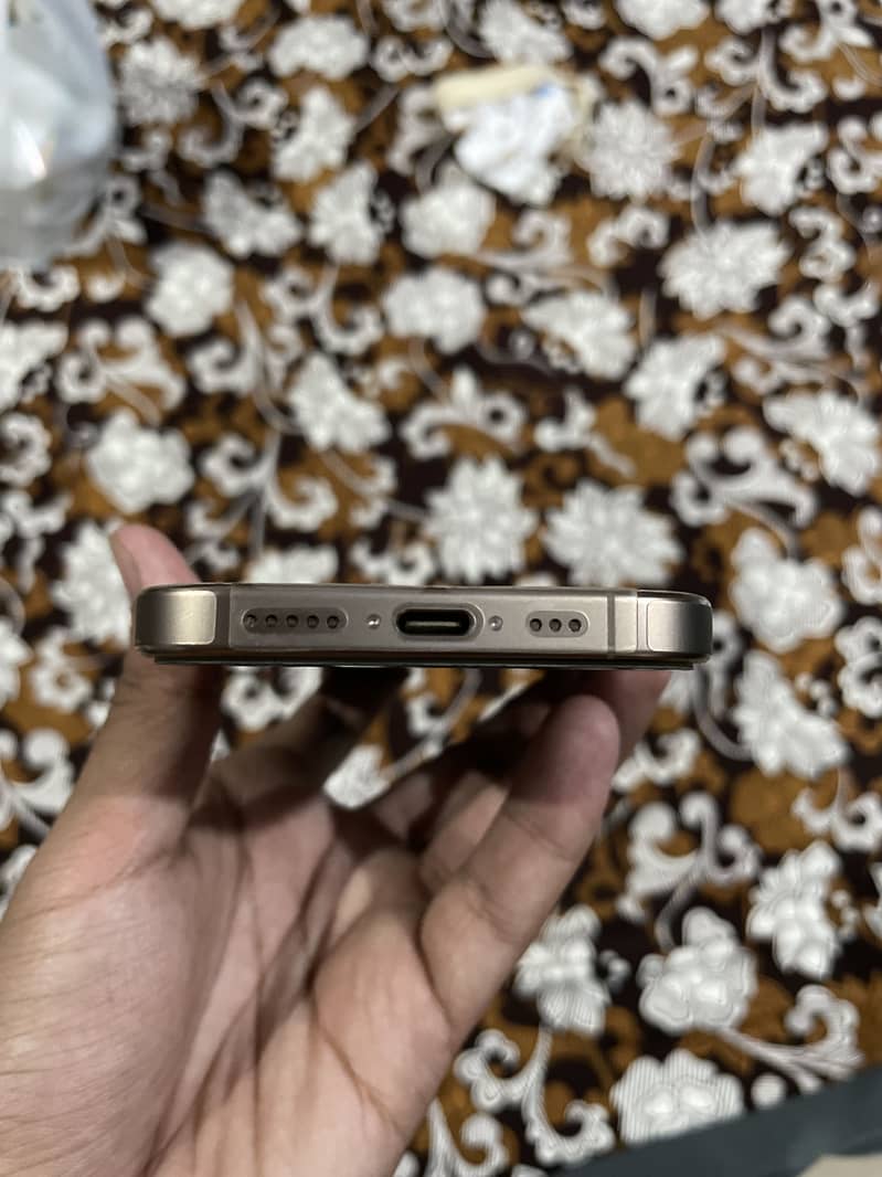 Apple iPhone 16 Pro 1