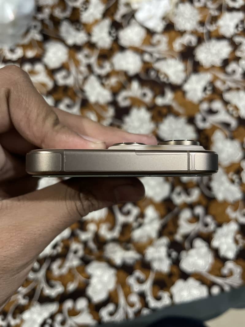 Apple iPhone 16 Pro 2