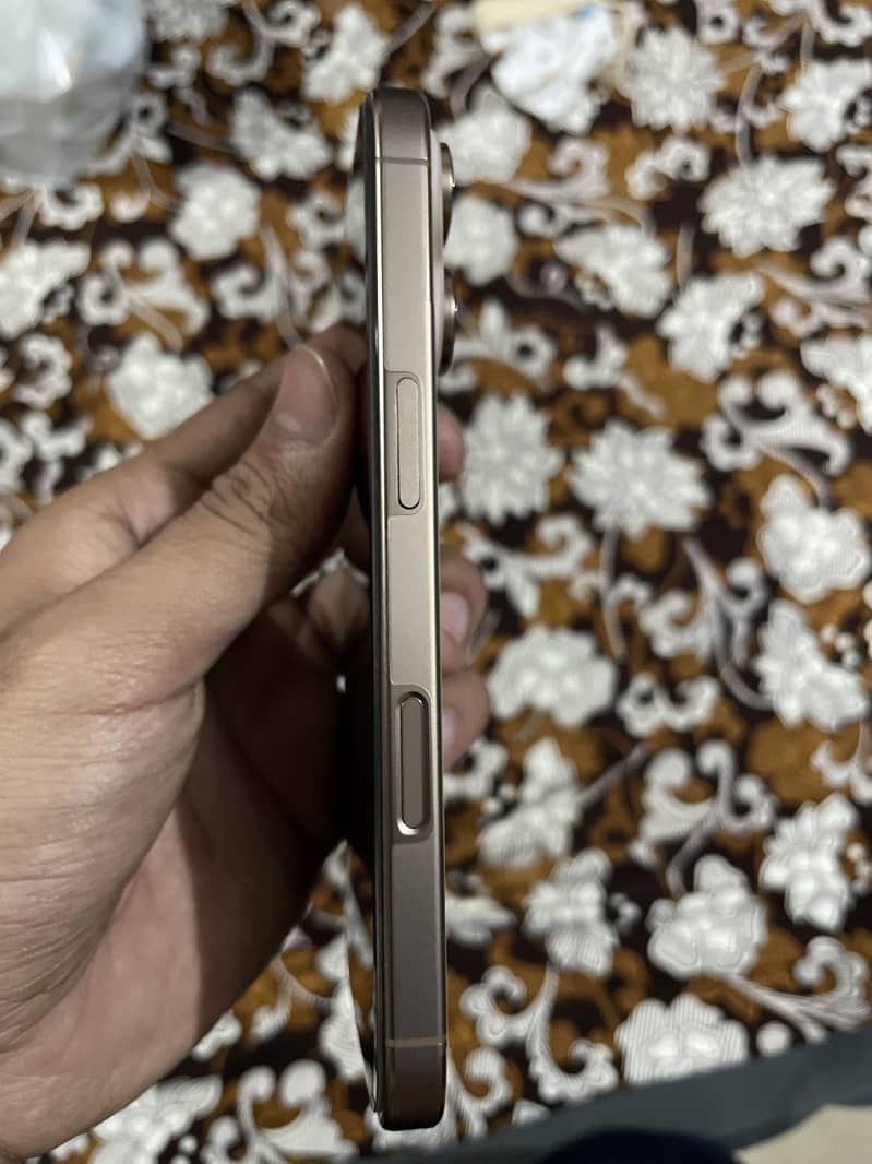 Apple iPhone 16 Pro 3