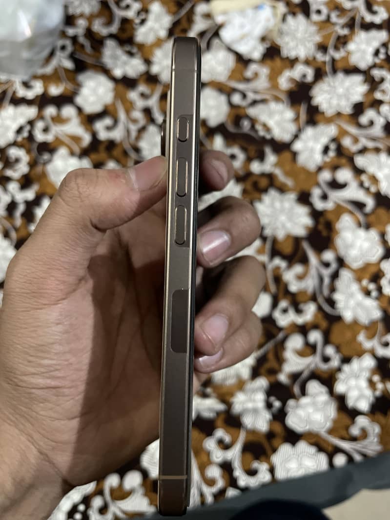 Apple iPhone 16 Pro 4