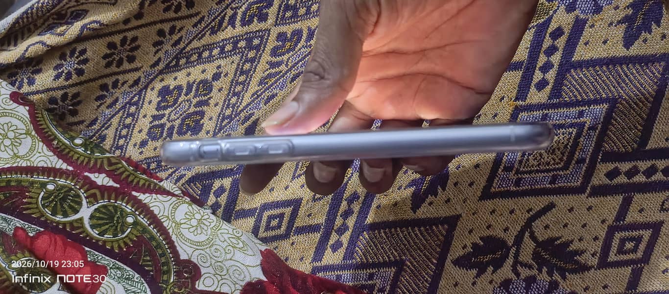 Apple iPhone 11 4