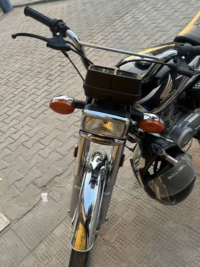 Black Honda 125 2025
