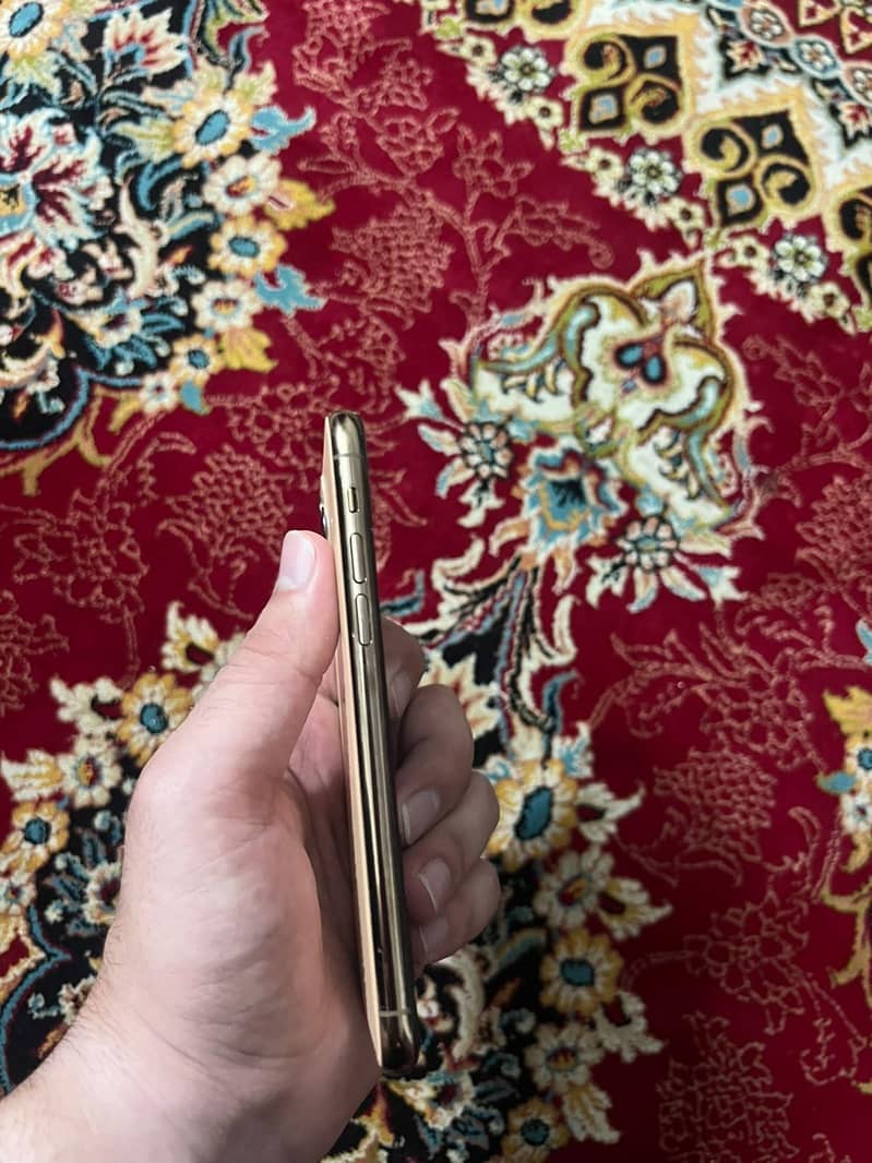 Apple iPhone 11 Pro 4