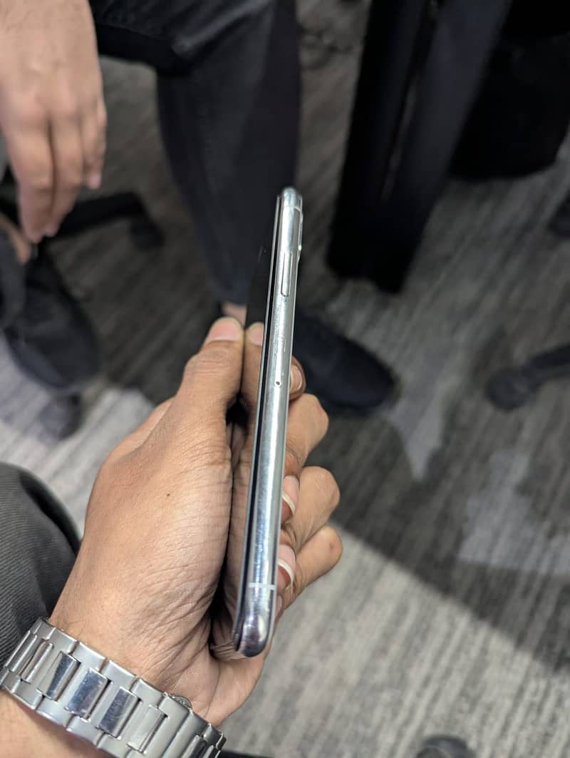Apple iPhone X 4