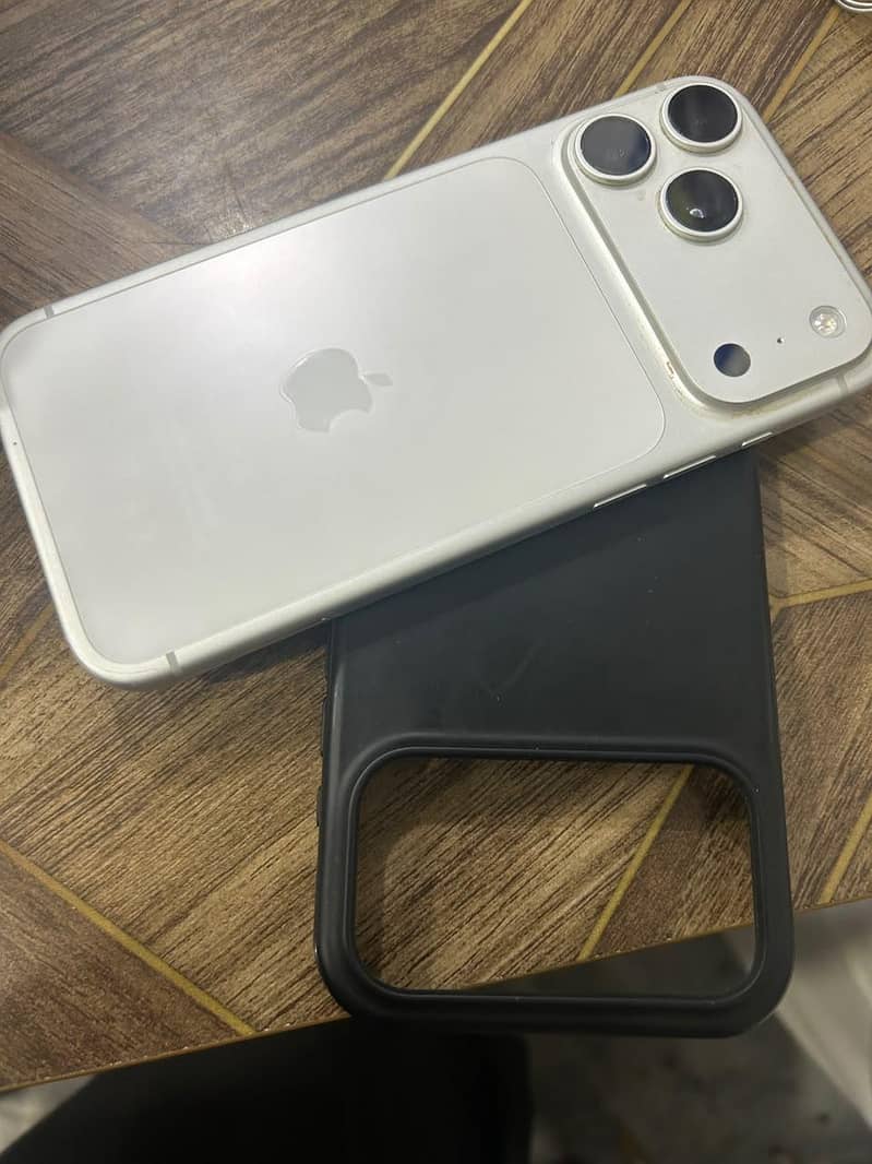 Apple iPhone 17 Pro Max 2