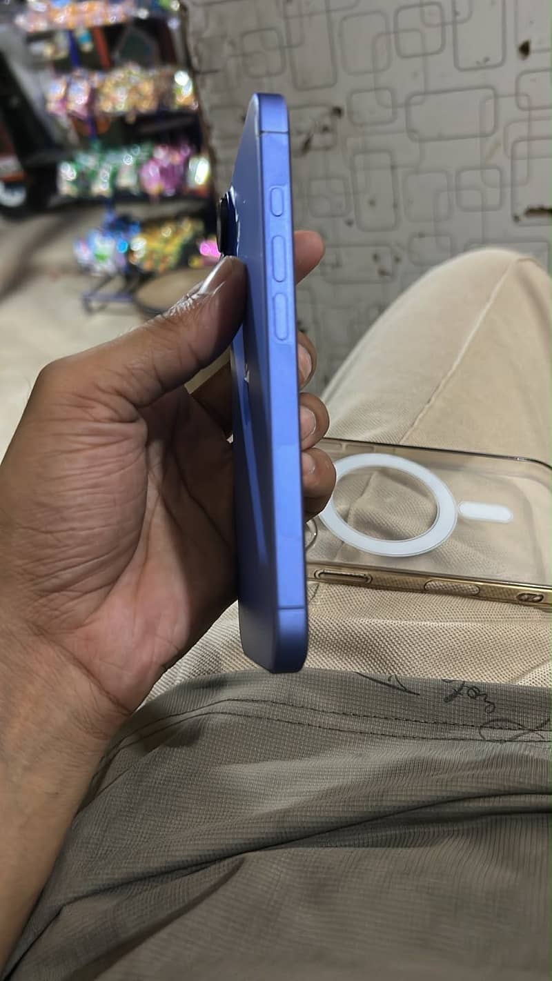 Apple iPhone 16 4