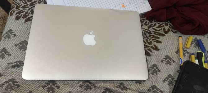 MACBOOK AIR