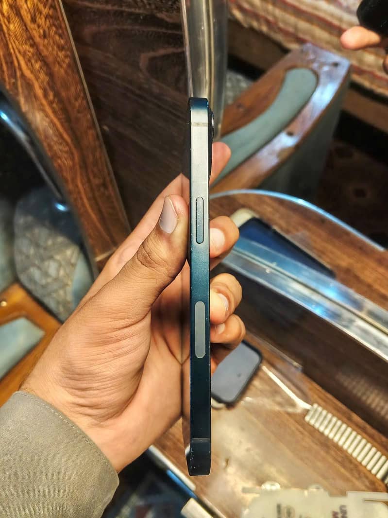 Apple iPhone 13 2