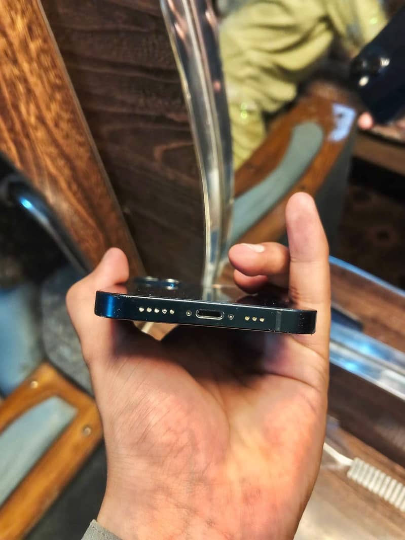 Apple iPhone 13 5