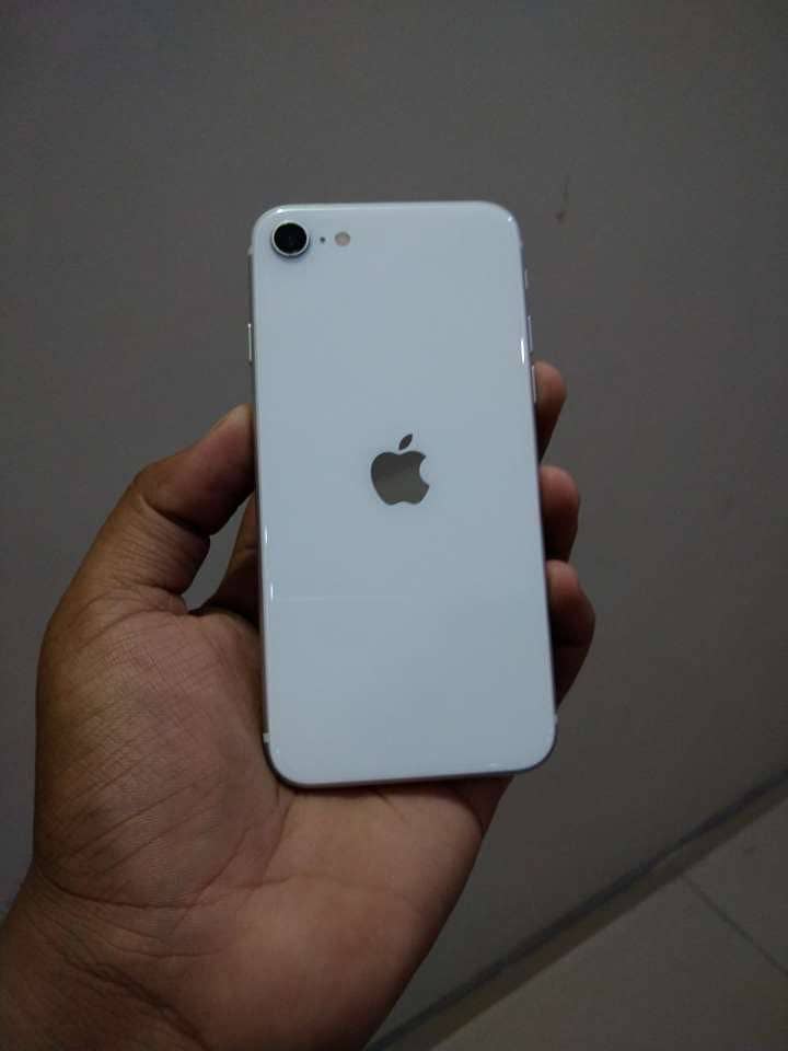 Apple iPhone SE 2nd generation 4