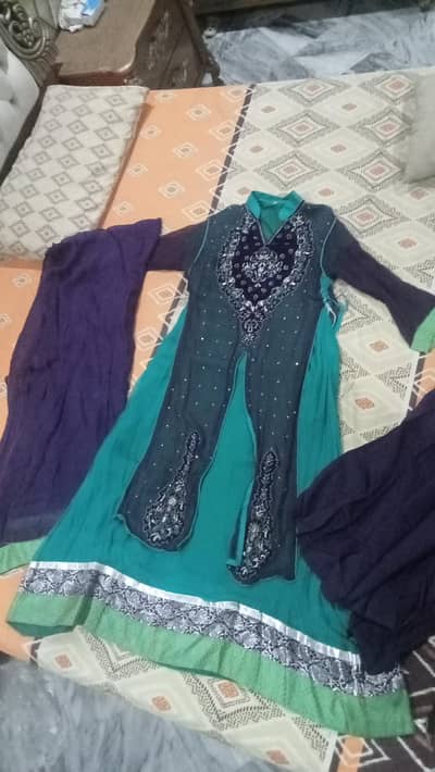 خوبصورت گرین اور بلیک ایمبرائیڈری ڈریس برائے فروخت