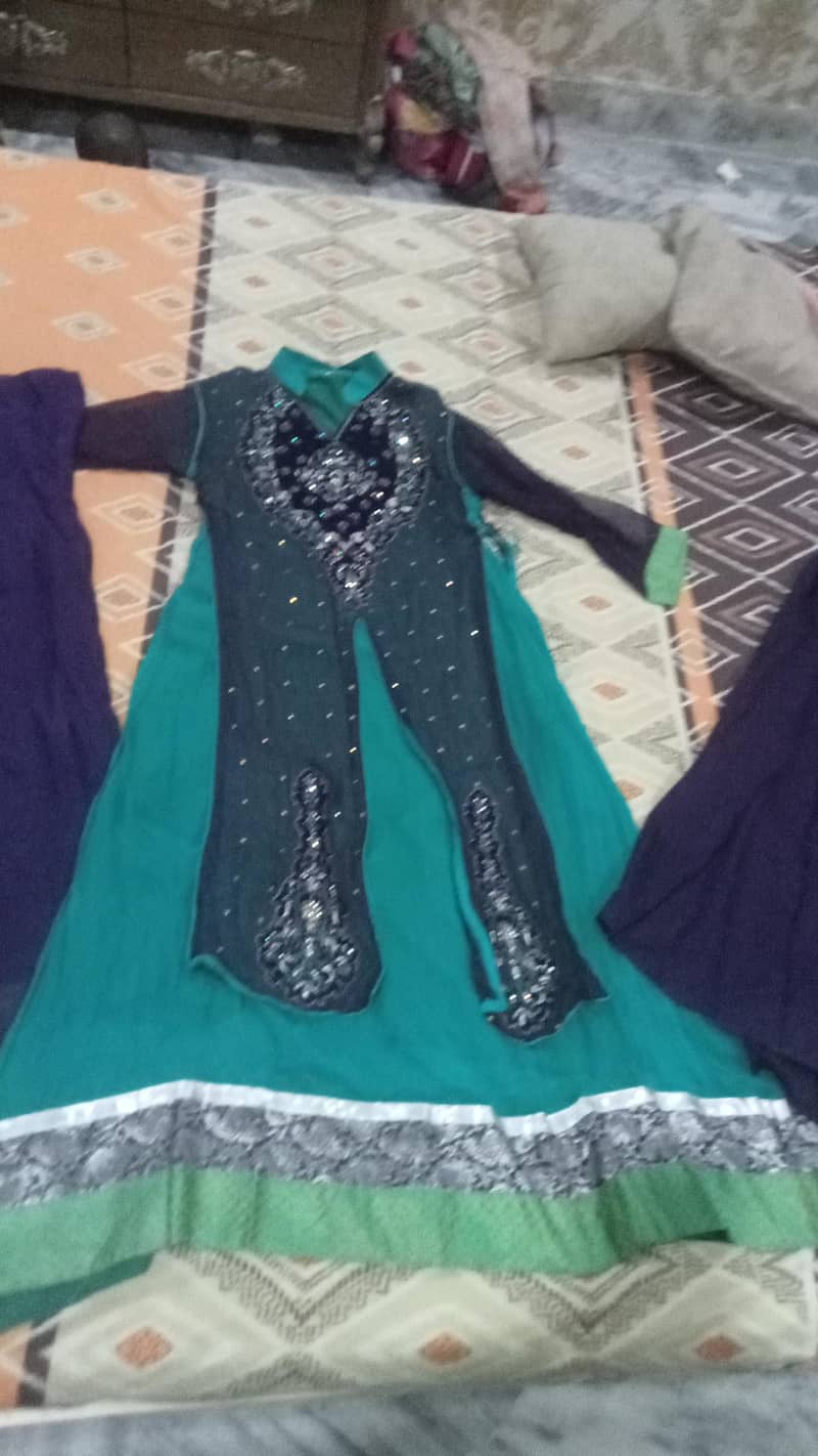 خوبصورت گرین اور بلیک ایمبرائیڈری ڈریس برائے فروخت 4
