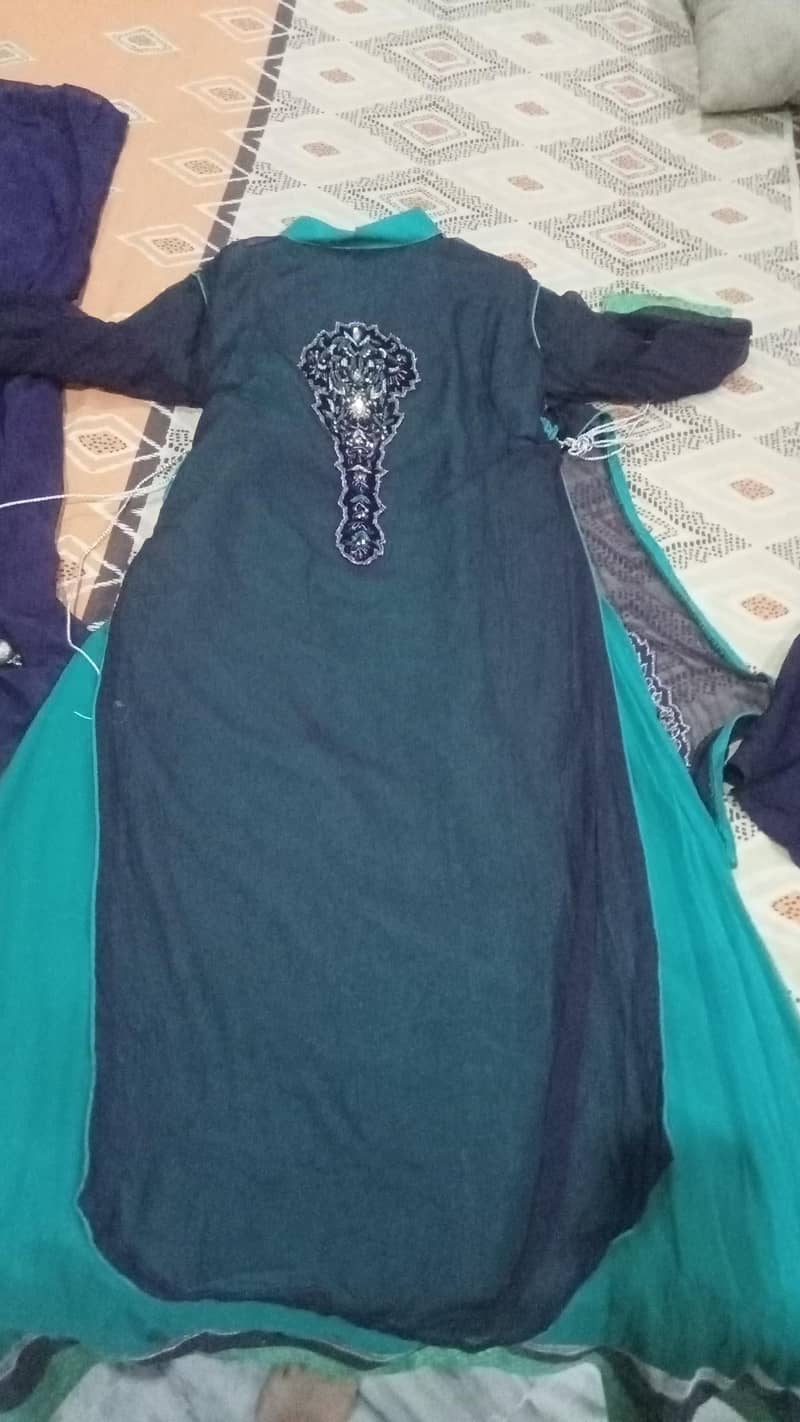 خوبصورت گرین اور بلیک ایمبرائیڈری ڈریس برائے فروخت 5