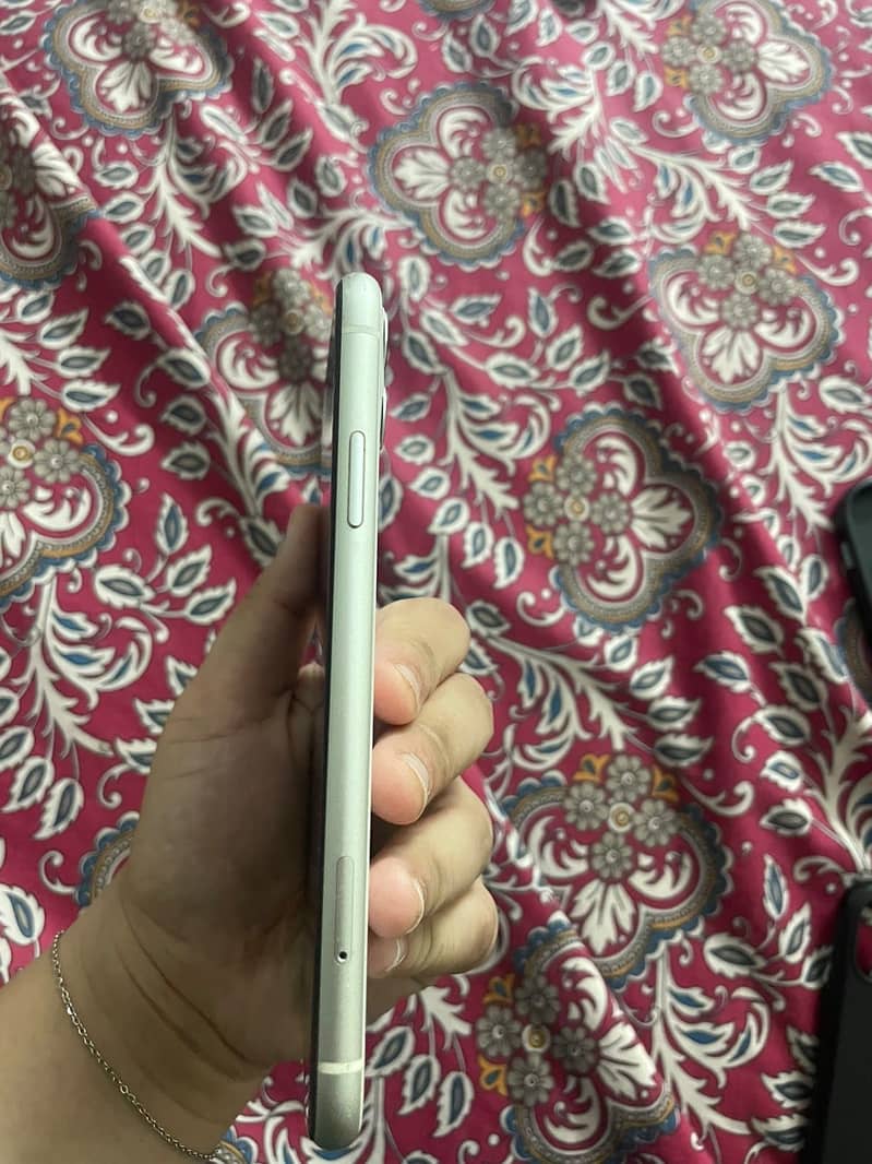 Apple iPhone 11 4