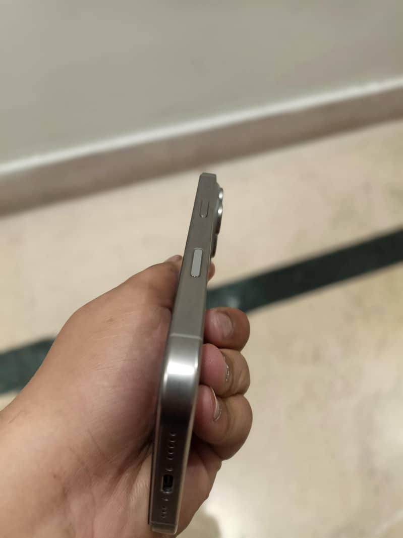 Apple iPhone 16 Pro 2