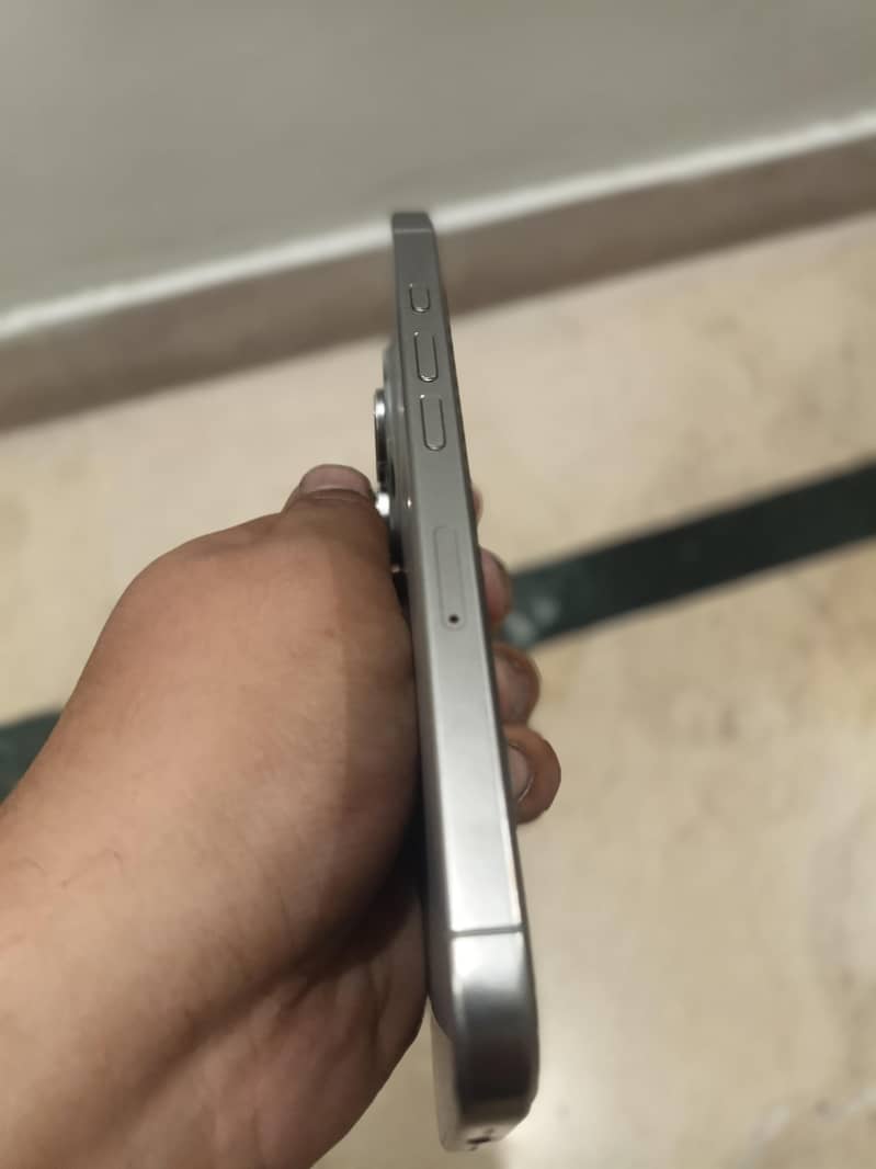 Apple iPhone 16 Pro 3