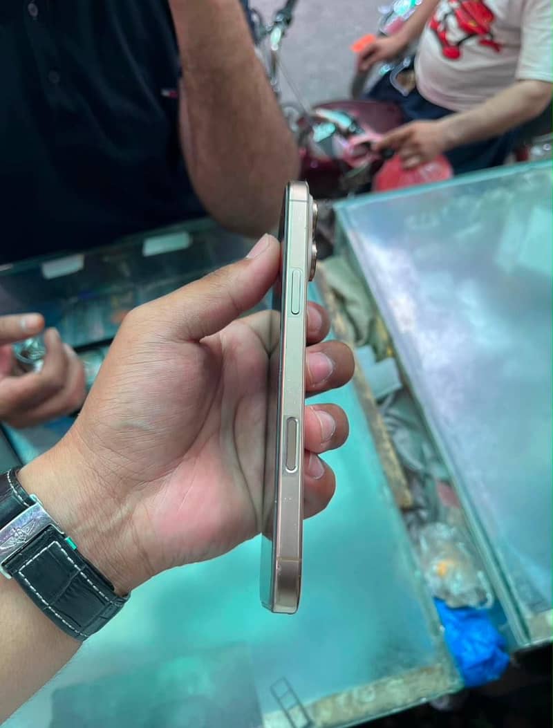 Apple iPhone 16 Pro Max 0