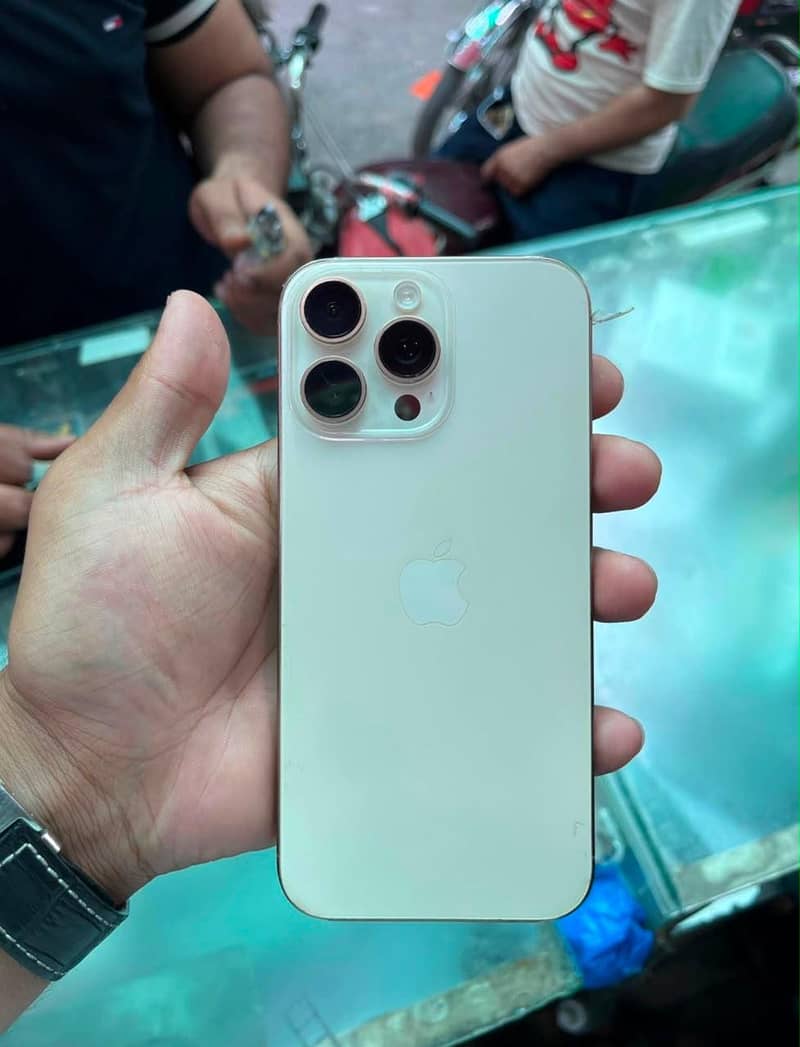 Apple iPhone 16 Pro Max 1