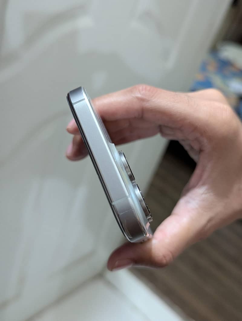 Apple iPhone 16 Pro 3